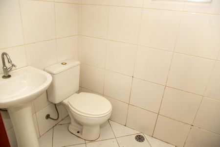 Casa de condomínio à venda com 174m², 3 quartos e 2 vagasBanheiro de serviço