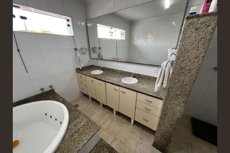 Casa à venda com 564m², 7 quartos e 4 vagasBanheiro da Suíte 4