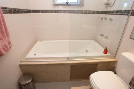 Casa à venda com 230m², 2 quartos e 3 vagas Casa à venda com 230m², 2 quartos e 3 vagasBanheira do banheiro do segundo piso