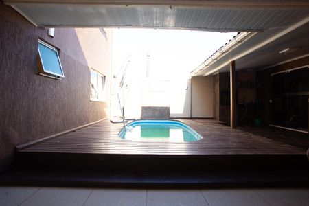 Casa à venda com 230m², 2 quartos e 3 vagas Casa à venda com 230m², 2 quartos e 3 vagasPiscina