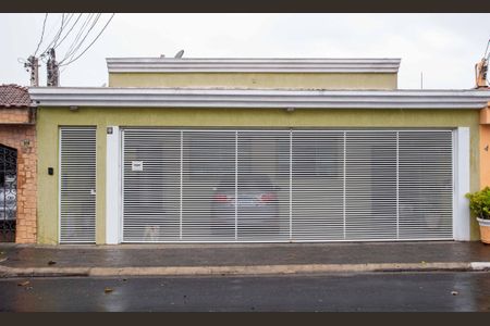 Casa à venda com 283m², 4 quartos e 4 vagasFachada