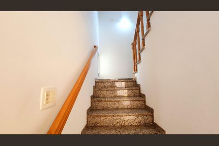 Casa de condomínio à venda com 315m², 5 quartos e 5 vagasEscada