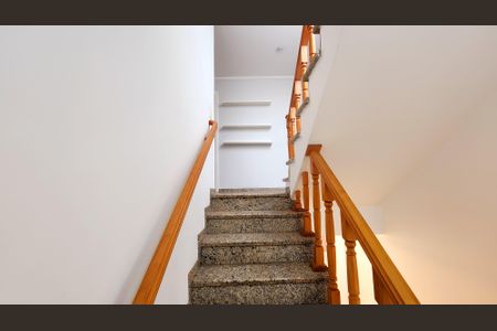 Casa de condomínio à venda com 315m², 5 quartos e 5 vagasEscada