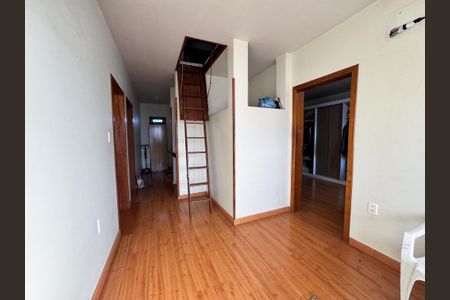 Casa à venda com 323m², 3 quartos e 2 vagasCorredor
