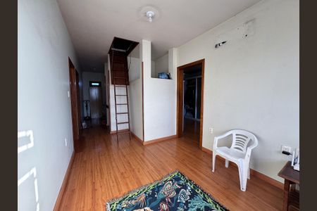 Casa à venda com 323m², 3 quartos e 2 vagasCorredor