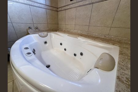 Casa à venda com 323m², 3 quartos e 2 vagasbanheiro 1