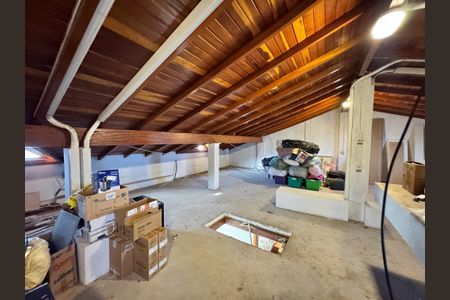 Casa à venda com 323m², 3 quartos e 2 vagassótão 