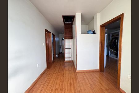 Casa à venda com 323m², 3 quartos e 2 vagasCorredor