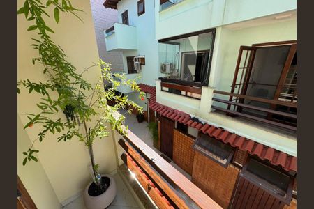 Casa de condomínio à venda com 200m², 3 quartos e 2 vagas Casa de condomínio à venda com 200m², 3 quartos e 2 vagasSacada do quarto