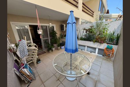 Casa de condomínio à venda com 200m², 3 quartos e 2 vagas Casa de condomínio à venda com 200m², 3 quartos e 2 vagasVaranda da sala