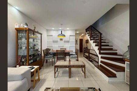 Casa de condomínio à venda com 200m², 3 quartos e 2 vagas Casa de condomínio à venda com 200m², 3 quartos e 2 vagasSala