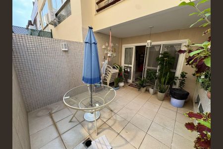 Casa de condomínio à venda com 200m², 3 quartos e 2 vagas Casa de condomínio à venda com 200m², 3 quartos e 2 vagasVaranda da sala