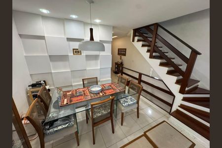 Casa de condomínio à venda com 200m², 3 quartos e 2 vagas Casa de condomínio à venda com 200m², 3 quartos e 2 vagasSala