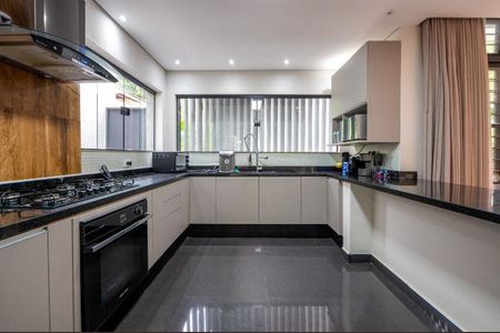 Casa à venda com 340m², 5 quartos e 6 vagas