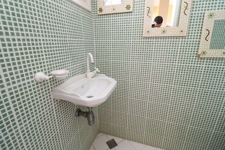 Casa à venda com 333m², 5 quartos e 4 vagasBanheiro do Salão de Festa