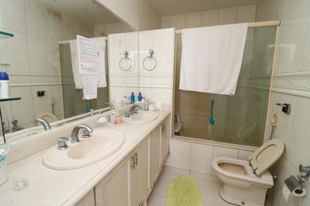 Casa à venda com 333m², 5 quartos e 4 vagasBanheiro da Suíte 2