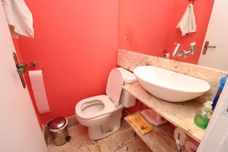 Casa à venda com 333m², 5 quartos e 4 vagasBanheiro de serviço 2