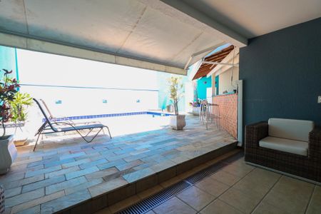 Casa à venda com 300m², 3 quartos e 4 vagas Casa à venda com 300m², 3 quartos e 4 vagasPiscina