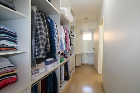 Casa à venda com 300m², 3 quartos e 4 vagas Casa à venda com 300m², 3 quartos e 4 vagascloset suíte