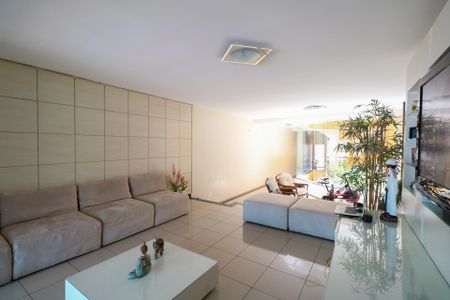 Casa à venda com 300m², 3 quartos e 4 vagas Casa à venda com 300m², 3 quartos e 4 vagasSala de Estar