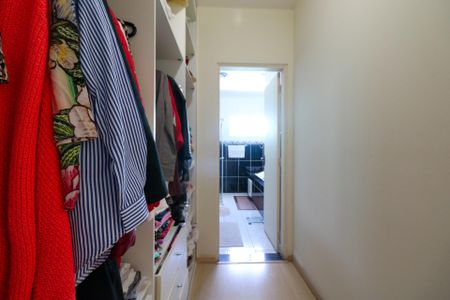 Casa à venda com 300m², 3 quartos e 4 vagas Casa à venda com 300m², 3 quartos e 4 vagasCloset da suíte 2