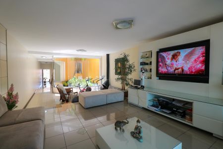 Casa à venda com 300m², 3 quartos e 4 vagas Casa à venda com 300m², 3 quartos e 4 vagasSala de Estar