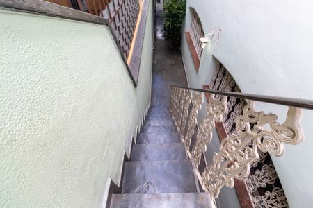 Casa à venda com 190m², 3 quartos e 2 vagas Casa à venda com 190m², 3 quartos e 2 vagasEscada