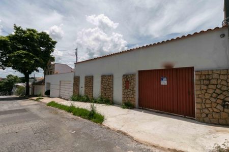 Casa à venda com 190m², 3 quartos e 3 vagas Casa à venda com 190m², 3 quartos e 3 vagasFachada