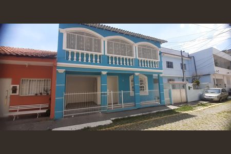 Casa de condomínio à venda com 190m², 3 quartos e 3 vagas Casa de condomínio à venda com 190m², 3 quartos e 3 vagasFachada