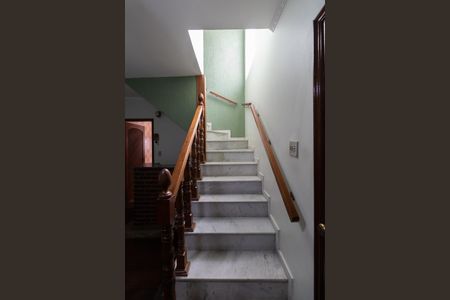 Casa à venda com 148m², 3 quartos e 2 vagas Casa à venda com 148m², 3 quartos e 2 vagasEscadas