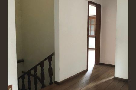 Casa à venda com 460m², 4 quartos e 4 vagasEscada