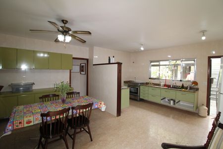 Casa à venda com 336m², 4 quartos e 3 vagasCozinha