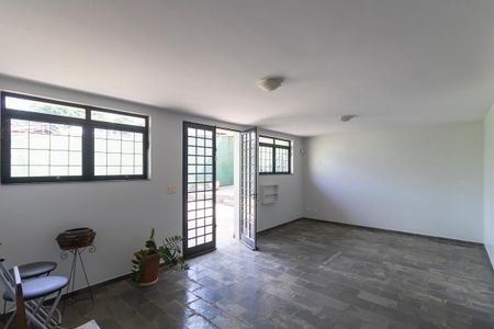 Casa à venda com 336m², 5 quartos e 4 vagas Casa à venda com 336m², 5 quartos e 4 vagasSalão