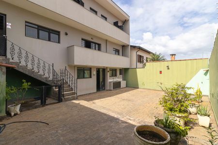 Casa à venda com 336m², 5 quartos e 4 vagas Casa à venda com 336m², 5 quartos e 4 vagasQuintal