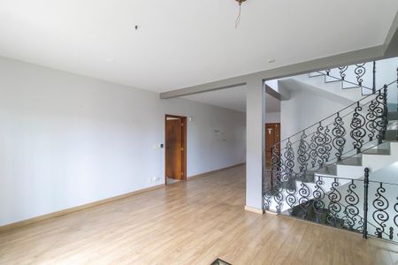 Casa à venda com 336m², 5 quartos e 4 vagas Casa à venda com 336m², 5 quartos e 4 vagasSala