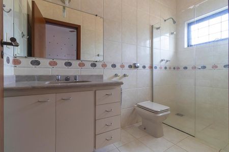 Casa à venda com 336m², 5 quartos e 4 vagas Casa à venda com 336m², 5 quartos e 4 vagasBanheiro da suíte 3