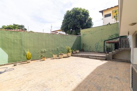 Casa à venda com 336m², 5 quartos e 4 vagas Casa à venda com 336m², 5 quartos e 4 vagasQuintal