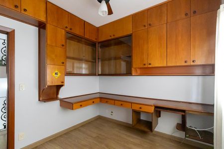 Casa à venda com 336m², 5 quartos e 4 vagas Casa à venda com 336m², 5 quartos e 4 vagasEscritório