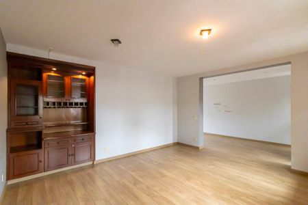 Casa à venda com 336m², 5 quartos e 4 vagas Casa à venda com 336m², 5 quartos e 4 vagasSala de estar