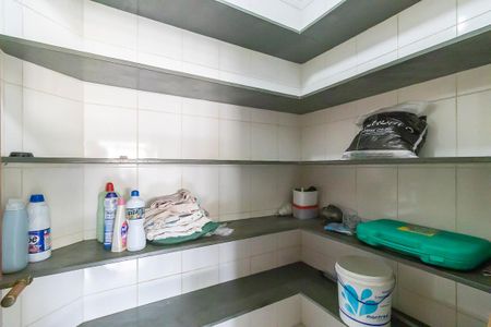 Casa à venda com 336m², 5 quartos e 4 vagas Casa à venda com 336m², 5 quartos e 4 vagasDispensa