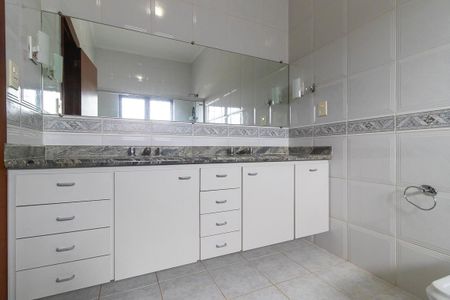 Casa à venda com 336m², 5 quartos e 4 vagas Casa à venda com 336m², 5 quartos e 4 vagasBanheiro da suíte 1