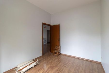 Casa à venda com 336m², 5 quartos e 4 vagas Casa à venda com 336m², 5 quartos e 4 vagasQuarto 5