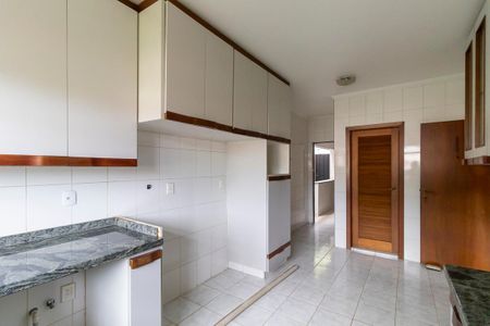 Casa à venda com 336m², 5 quartos e 4 vagas Casa à venda com 336m², 5 quartos e 4 vagasCozinha