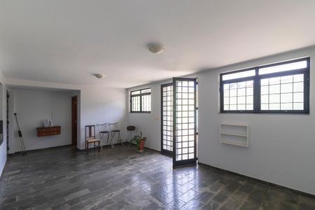 Casa à venda com 336m², 5 quartos e 4 vagas Casa à venda com 336m², 5 quartos e 4 vagasSalão