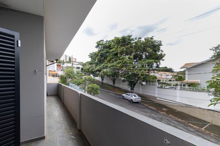 Casa à venda com 336m², 5 quartos e 4 vagas Casa à venda com 336m², 5 quartos e 4 vagasVaranda