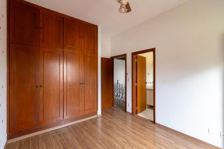 Casa à venda com 336m², 5 quartos e 4 vagas Casa à venda com 336m², 5 quartos e 4 vagasQuarto da suíte 3