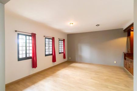 Casa à venda com 336m², 5 quartos e 4 vagas Casa à venda com 336m², 5 quartos e 4 vagasSala de estar