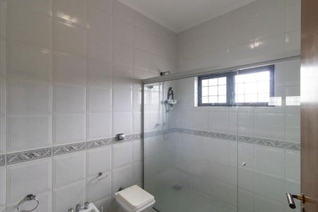 Casa à venda com 336m², 5 quartos e 4 vagas Casa à venda com 336m², 5 quartos e 4 vagasBanheiro da suíte 1