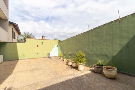 Casa à venda com 336m², 5 quartos e 4 vagas Casa à venda com 336m², 5 quartos e 4 vagasQuintal