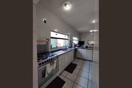Casa à venda com 340m², 4 quartos e 6 vagas Casa à venda com 340m², 4 quartos e 6 vagasCozinha - Torneira